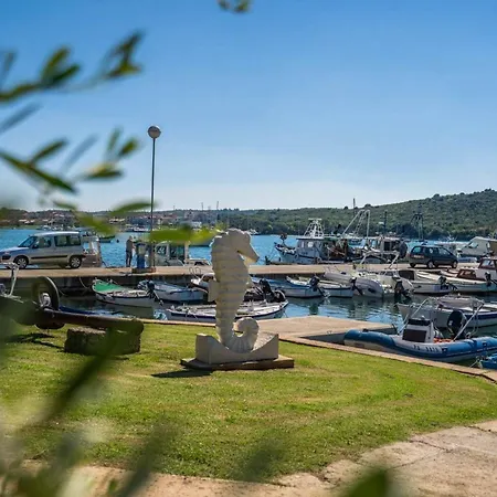 Cozy With Spacious Garden Apartmán