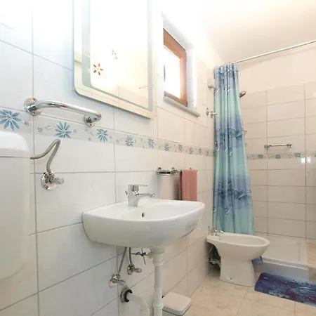 Apartmán Cozy With Spacious Garden Banjole