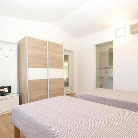 Cozy With Spacious Garden * Banjole