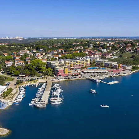 Cozy With Spacious Garden Apartmán Banjole