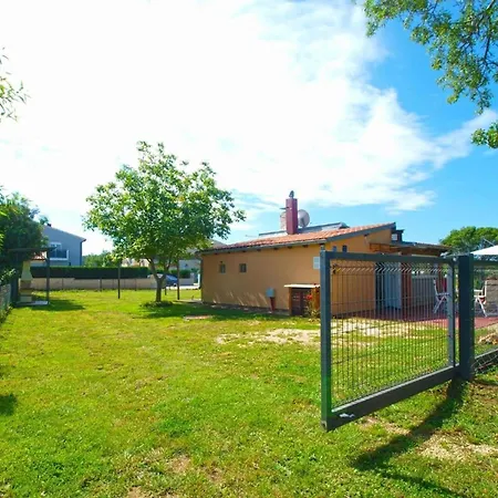 Cozy With Spacious Garden Apartmán *