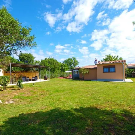 Apartmán Cozy With Spacious Garden Banjole