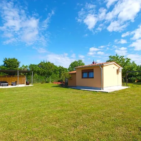 Cozy With Spacious Garden Banjole