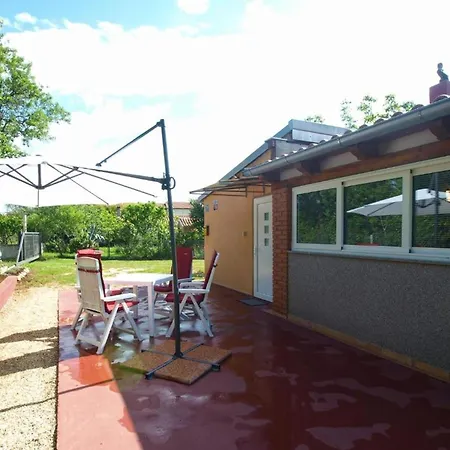 Cozy With Spacious Garden Banjole