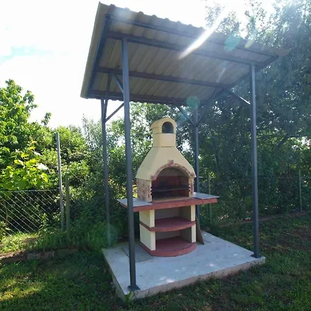 Cozy With Spacious Garden Apartmán