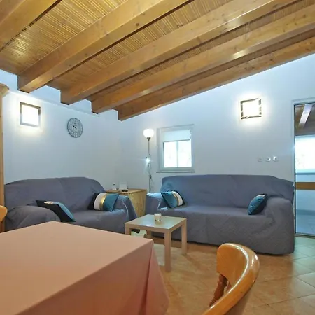 Cozy With Spacious Garden Banjole