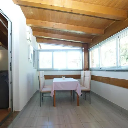 Apartmán Cozy With Spacious Garden