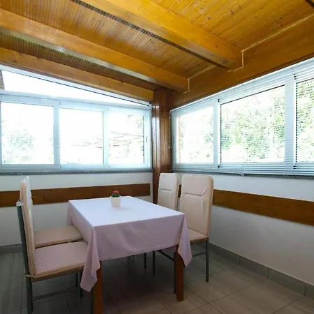 Apartmán Cozy With Spacious Garden
