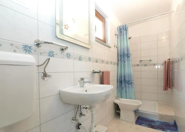 아파트 Cozy With Spacious Garden 반졸레