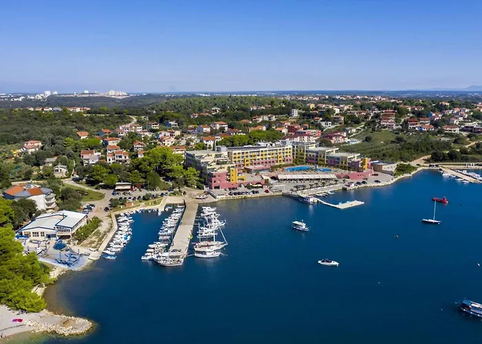 Cozy With Spacious Garden 아파트 반졸레