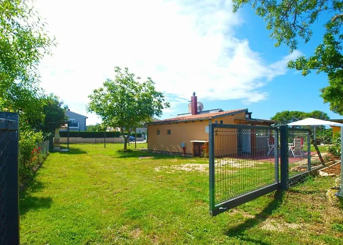 Cozy With Spacious Garden 아파트 *