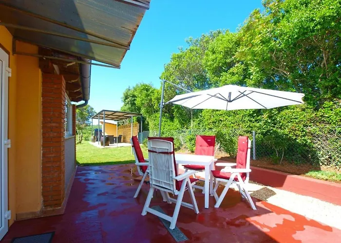 아파트 Cozy With Spacious Garden 반졸레