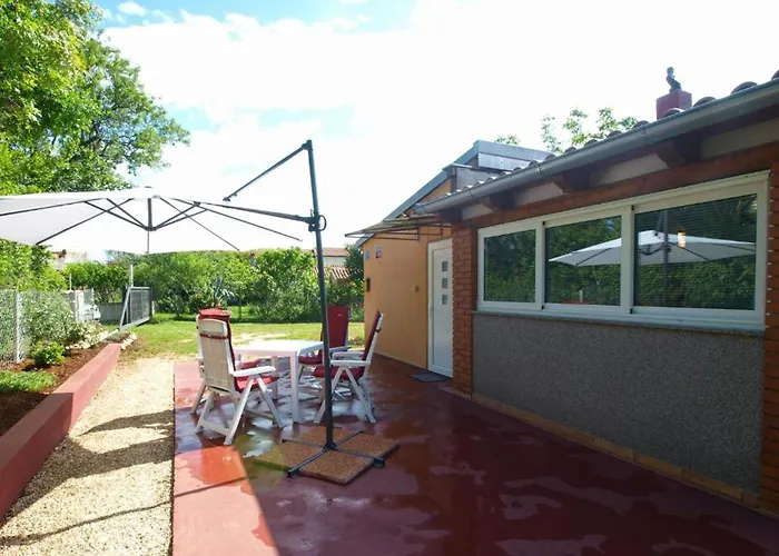 Cozy With Spacious Garden 반졸레