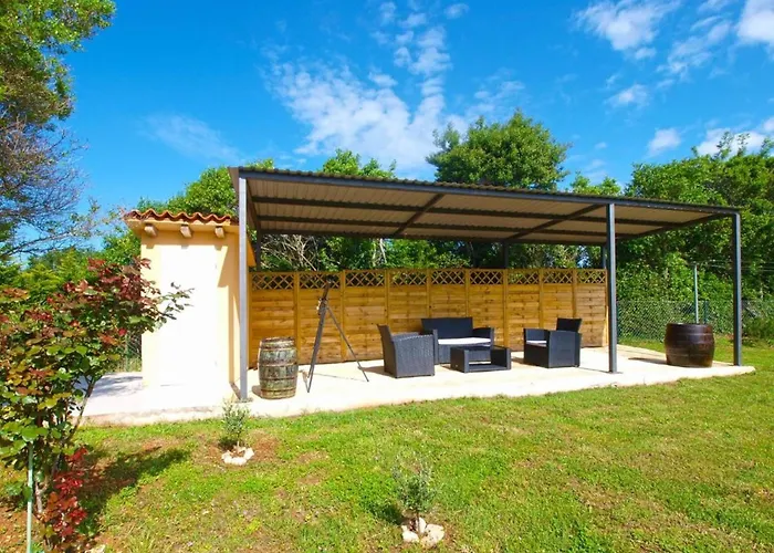 Cozy With Spacious Garden