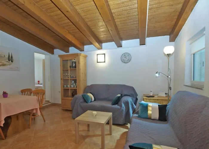 아파트 Cozy With Spacious Garden *