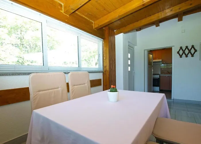 Cozy With Spacious Garden 반졸레