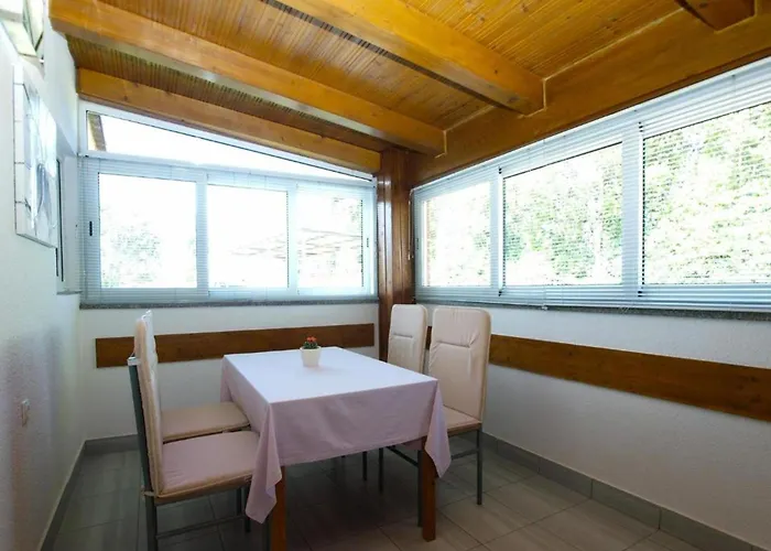 아파트 Cozy With Spacious Garden