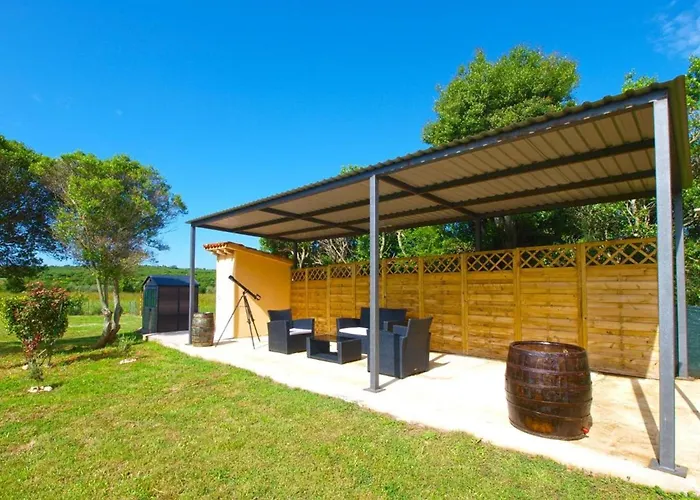 아파트 Cozy With Spacious Garden