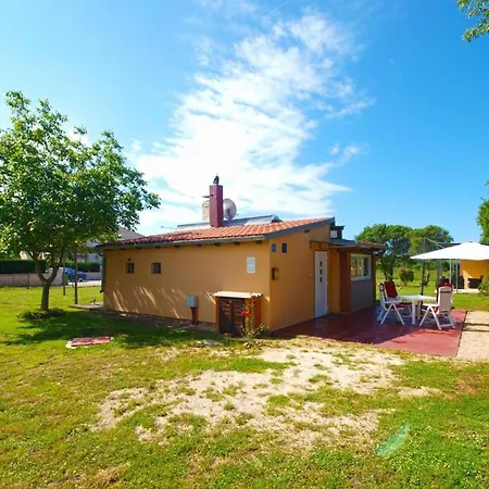 Cozy With Spacious Garden Apartment Banjole
