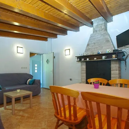 Cozy With Spacious Garden Апартаменты *