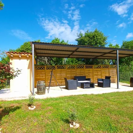 Cozy With Spacious Garden