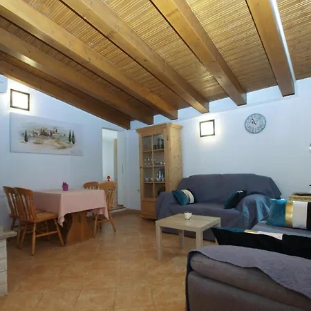 Cozy With Spacious Garden Apartment Banjole