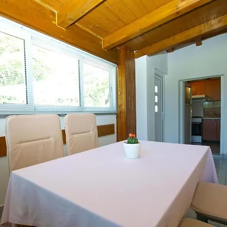 Cozy With Spacious Garden Banjole