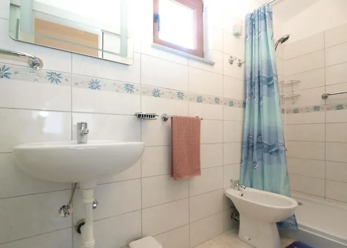 Cozy With Spacious Garden Banjole