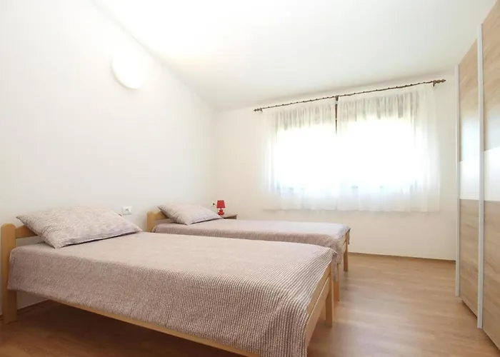 Cozy With Spacious Garden * Banjole