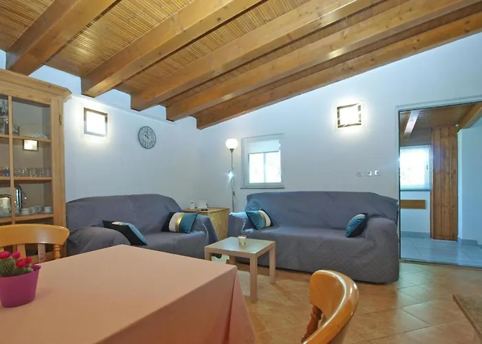 Cozy With Spacious Garden Banjole