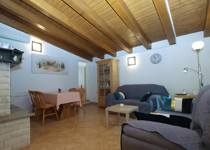 Cozy With Spacious Garden Appartement Banjole